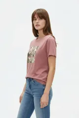 Remera de algodón color blanco, con cuello redondo, mangas cortas y estampa frontal rectangular con motivo de animal print estilo cebra y la palabra 'ICON'.
