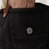 Bermuda de jean modelo Break de la marca Umbro, en color azul, con diseño de corte recto y detalle de dobladillo con pespuntes en la parte inferior de las piernas.