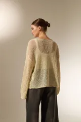 Sweater de tejido de punto calado con lurex, cuello redondo a la base y mangas largas con diseño holgado.