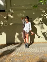 Minifalda ajustada de tejido de punto color marrón oscuro, con detalle de lazo o nudo en el lateral.