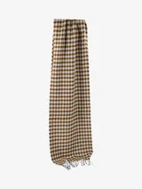 Bufanda de tejido suave con diseño de cuadros vichy en blanco y negro, terminada con flecos en los extremos.