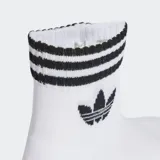 Pack de tres pares de medias tobilleras Adidas color blanco, con puños acanalados que presentan las tres rayas características en negro y el logo del Trifolio bordado en el lateral.