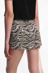 Short negro con diseño cruzado y nudo en la cintura.