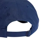 Gorro con visera tipo dad hat de la marca Adidas, modelo Adicolor Archive, en color azul marino con el logo del Trifolio y la inscripción de la marca bordados en color celeste en la parte frontal.
