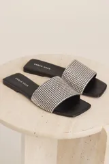 Sandalias negras con base cuadrada y tira ancha cubierta de strass.