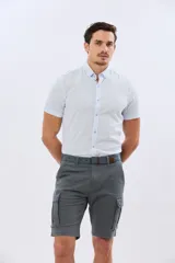 Bermuda cargo color azul marino, de gabardina con bolsillos laterales con solapa en las piernas y presillas para cinturón. Incluye cinturón de lona trenzada oscura con detalles en cuero sintético y hebilla metálica.