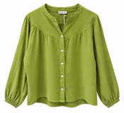 Camisa de lino color verde pistacho, con cuello en V, mangas largas abullonadas con puños elásticos y cierre frontal con botones blancos.