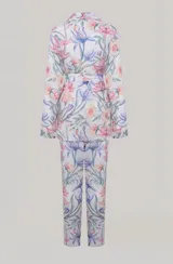 Conjunto de dos piezas con estampado floral en tonos pastel, compuesto por un blazer cruzado de manga larga con lazo para ajustar en la cintura y un pantalón de corte fluido.