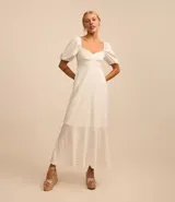 Vestido midi blanco de laise con mangas cortas abullonadas y escote corazón.