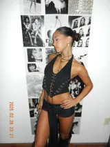 Top tipo corset negro con escote halter y cordones ajustables en el frente.