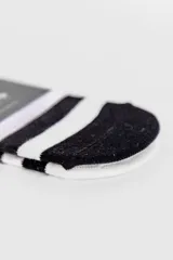 Pack de dos pares de medias invisibles, una negra con rayas blancas y otra blanca con rayas negras.