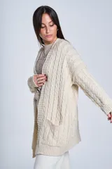 Cárdigan negro tejido con diseño de ochos, corte holgado y bolsillos frontales.