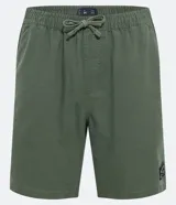 Bermuda masculina color marrón, confeccionada en tejido plano de algodón texturizado con poliéster. Presenta cintura elástica con cordón de ajuste y un tag de marca en el lateral inferior.