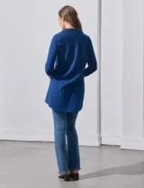 Camisola azul de manga tres cuartos, marca Rio & Rian. Cuello con solapa y abertura central con botones. Manga con detalle fruncido.