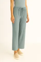 Pantalón ancho negro de tejido acanalado, tiro medio con cintura elástica y cordón ajustable.