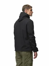 Campera softshell negra con capucha ajustable, cierre frontal completo y bolsillos laterales con cierre. Presenta puños con ajuste de velcro y logo de la marca estampado en el pecho.