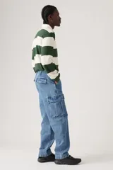 Pantalón de jean celeste, corte recto, con bolsillos cargo laterales y traseros.