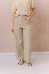 Jean de tiro alto y calce recto, con estampa botánica tono sobre tono en color beige, bolsillos delanteros y traseros, pasacintos y detalle metálico en el bolsillo posterior.