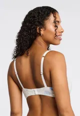 Soutien de lycra celeste con aro y copa preformada, de la marca Montelle. Breteles fijos con largo regulable.