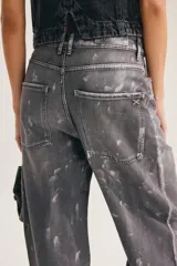 Jean slouchy de tiro alto con silueta barrel de color gris con efecto plateado desgastado y textura geométrica.