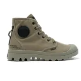 Botas de caña alta Palladium modelo Pampa Hi, confeccionadas en lona de algodón color verde oliva. Presentan suela de goma dentada con puntera reforzada, cierre de cordones y parche circular con logo en el lateral.