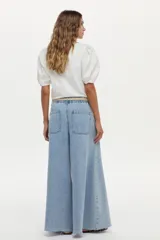 Jean wide leg color celeste, con cintura elástica ajustable mediante cordón y detalles de flecos en el ruedo.