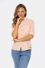 Camisa de lino color verde menta, de manga larga con botones personalizados, cuello camisero, dos bolsillos frontales en el pecho y presilla en la manga.