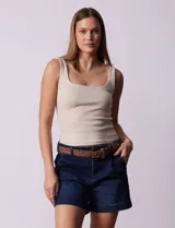 Short negro de algodón, marca One Five One. Pretina con pasadores, botón y cierre. Delantera con bolsillos. Botón en bolsillos traseros. Incluye cinturón trenzado negro.