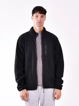 Campera negra de micropolar con cierre frontal y bolsillos laterales con cierre.