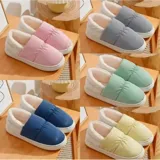 Pantuflas cerradas impermeables de United Uy, diseño bicolor con empeine azul y talón blanco, con interior de corderito y suela de goma blanca.