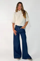 Pantalon de jean azul oscuro con corte wide leg, tiro alto y diseño de pierna ancha.