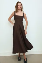 Vestido midi de algodón con escote cuadrado, tirantes anchos y falda con godets que aportan volumen. Cuenta con cierre lateral con cremallera oculta.