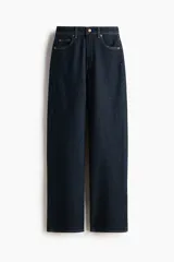 Jean de tiro alto con corte wide leg, confeccionado en denim de algodón con leve stretch. Presenta diseño clásico de cinco bolsillos, cierre frontal con botón y costuras en contraste.