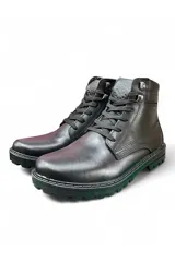Botas de cuero para hombre de la marca Pegada, color negro, con diseño acordonado, suela dentada y detalles de pespuntes a la vista.