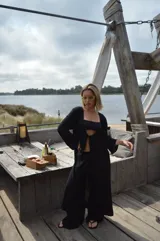 Kimono largo de crepe blanco, con mangas amplias y abertura frontal.