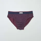 Pack de tres slips de algodón en color borgoña, azul marino y rojo. Dos de ellos con estampado de lunares y uno liso. Todos con cintura elástica en contraste.