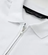 Remera polo blanca de algodón con cuello inglés y cremallera.
