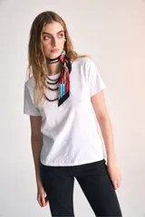 Remera blanca de algodón pima, corte clásico y cuello redondo.