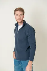 Sweater azul de algodón con cuello alto y medio cierre con cremallera.