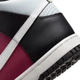 Zapatillas Nike Dunk High de caña alta, con paneles de cuero en color negro, borgoña y gris claro. Presentan el logo Swoosh en blanco y suela de goma bicolor.