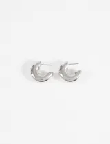 Aros tipo argolla gruesos de diseño bold, con acabado brillante plateado.