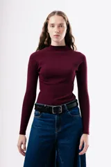 Camiseta de ajuste entallado, color bordó, con cuello alto y mangas largas.