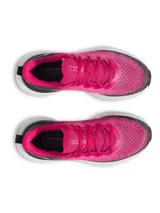 Championes de running Under Armour modelo Infinite, con parte superior de tejido de punto en degradado de fucsia a negro. Presenta entresuela blanca con tecnología de amortiguación HOVR y logo de la marca en el talón.