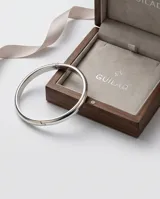 Esclava rígida de plata 925, con diseño minimalista de superficie lisa y pulida.