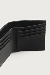 Tarjetero vertical de diseño minimalista con textura granulada. Cuenta con compartimento para billetes y múltiples ranuras para tarjetas.
