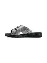 Sandalias planas Brigitte Star Smog de cuero metalizado plateado, con tiras cruzadas y elástico oculto, plantilla acolchonada de cuero y suela de poliuretano negra con costuras visibles.