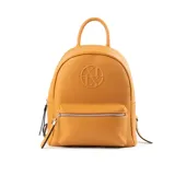 Mochila pequeña color suela de cuero sintético, con cierre superior y bolsillo frontal con cierre. Tiene un asa de mano y correas regulables para los hombros.