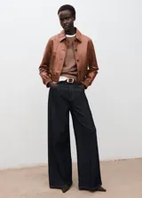 Chaleco de punto fino con cuello redondo y diseño oversize de manga larga, confeccionado en una mezcla de lana con ribetes en canalé.