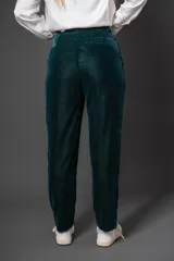 Pantalón de terciopelo color azul marino, de corte recto y tiro alto, con bolsillos laterales y trabillas para cinturón.