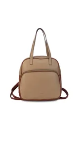 Mochila color bordó con doble asa superior, correas traseras regulables y bolsillo frontal con cierre. Se puede usar como mochila o como cartera.